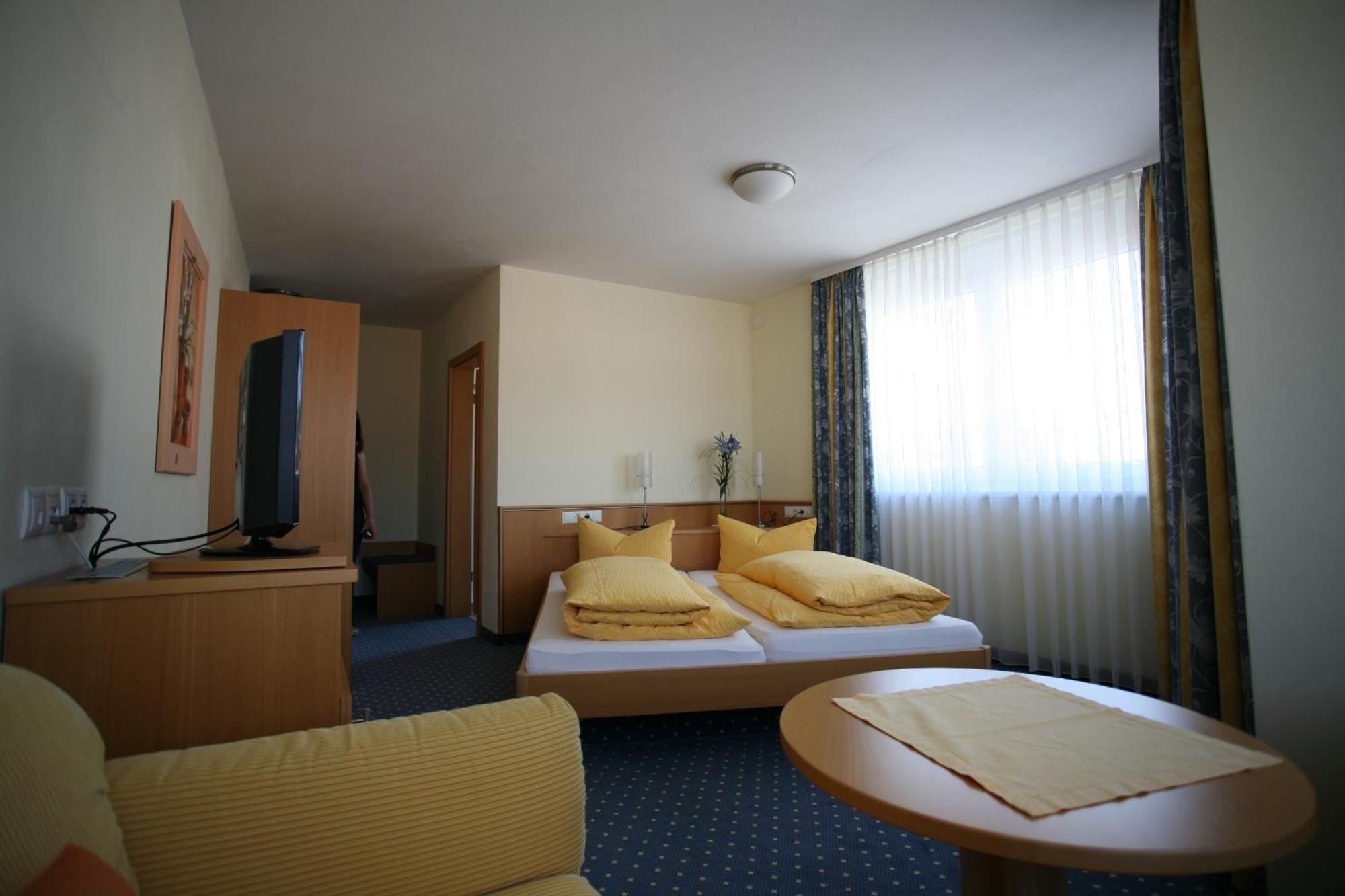 Hotel Linde Pfalz Silz  Экстерьер фото